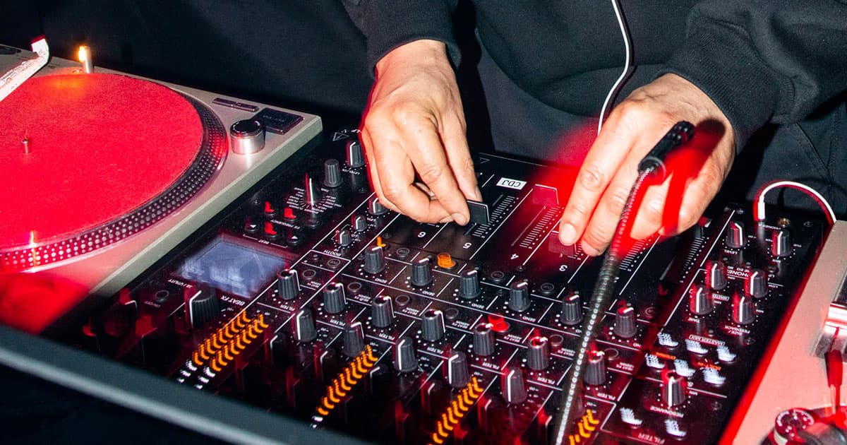 VINYL NIGHT: SOUNDS AT THE ROOF